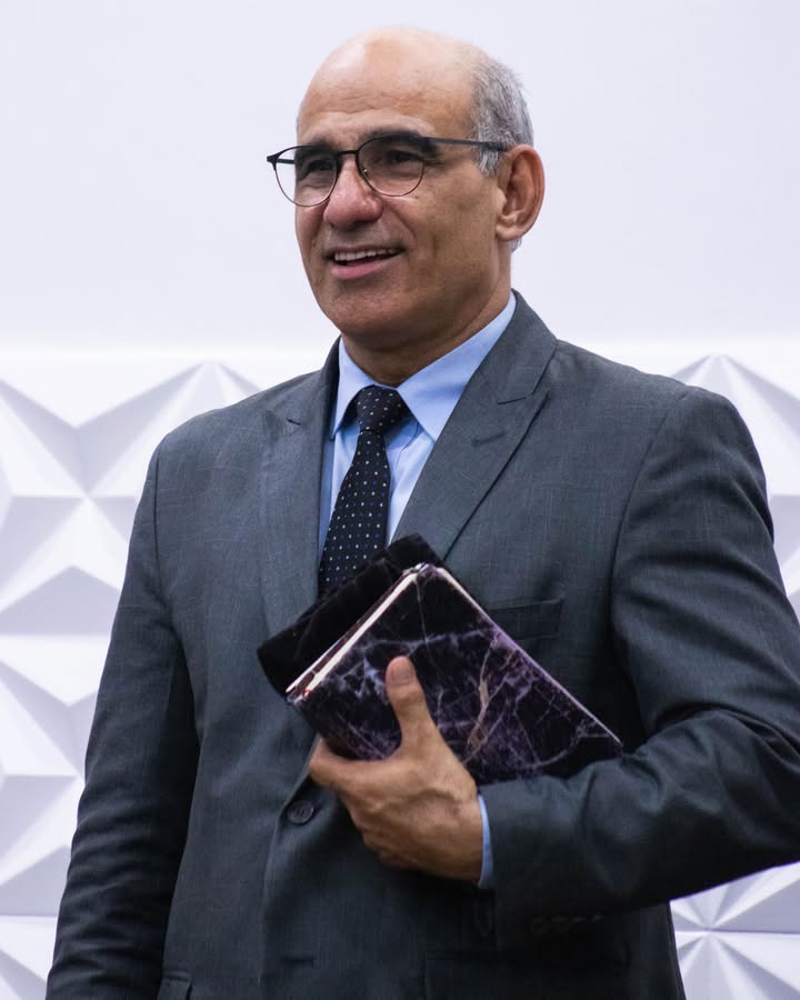 Dr. Sérgio Reis segurando a Bíblia em um encontro